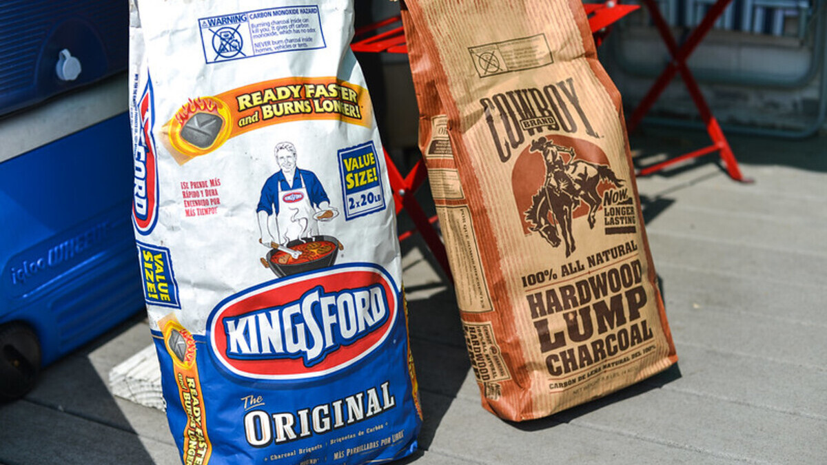 Charcoal Showdown: Hardwood Lump vs Briquette Cooking Characteristics Compared